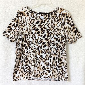 Chico's Leopard Print Chicos Size 1 = M Short Sleeve Pull Over Button Accent